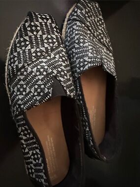 Toms Black & White Geometric Slip-On Flats